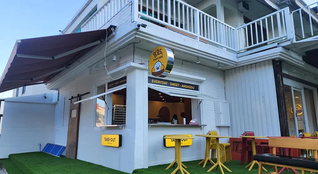 Two-storey ANGHODU store with a roof terrace