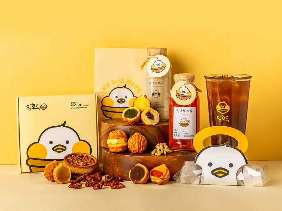 ANGHODU walnut cakes, bottled drinks and gift boxes arranged together